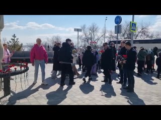 Возложили цветы в память погибших в бесчеловечном теракте в Москве к памятнику мирным жителям...