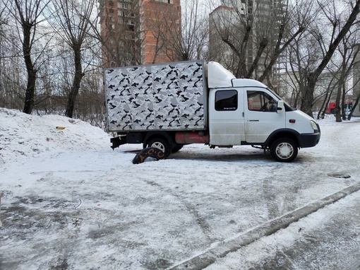 От подписчика:

«Вот такие водители паркуются на детской площадке, прямо на песочнице!! Грузинская..