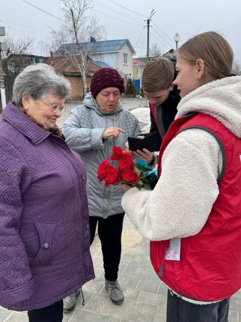 В Павловске на улицах города студенты вручали цветы🌹 и открытки прекрасным жительницам в честь..