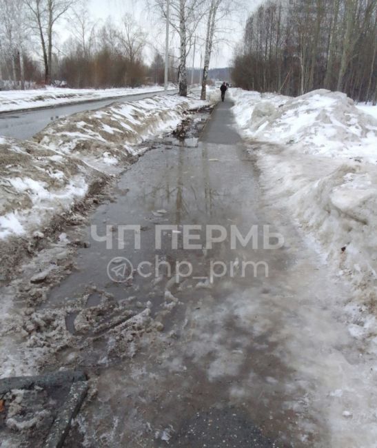 Сколько можно!!!!!! Каждую весну одно и тоже, как должны люди ходить по ул. Помирская образовалась большая лужа..