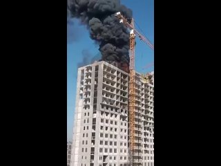 В Подмосковье бушует крупный пожар.

В деревне Сапроново горит строящаяся многоэтажка. 

На последнем этаже..