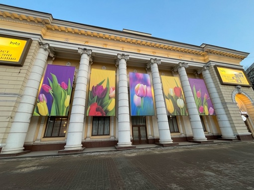 Весенняя атмосфера у кинотеатра..