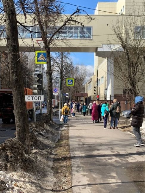 На востоке Москвы из-за анонимного сообщения эвакуируют поликлинику.

Посетителей попросили покинуть..