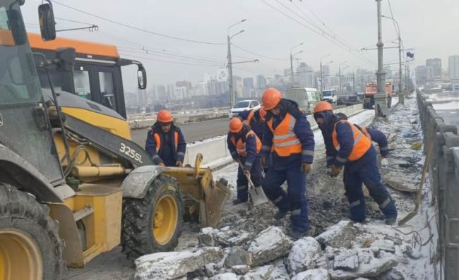 В мэрии Новосибирска заявили, что ремонт Октябрьского моста ускорился 

Сейчас строители работают в две..