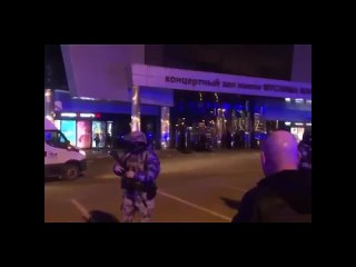 Теракт в «Крокусе»: из здания выносят погибших, начался штурм

Сегодня вечером две группы вооруженных мужчин..