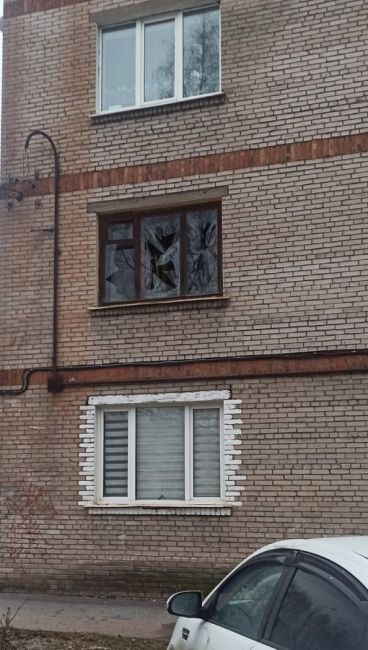 Еще кадры с места [https://vk.com/moi.piter?w=wall-172092489_136942|происшествия]: балконы разрушены, повреждения видны на всех..