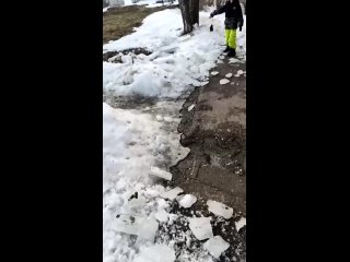 Крупная ледяная глыба чуть не упала на маму с ребенком на улице Кольцова в Арзамасе

Никто не пострадал...
