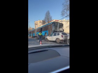 Утром в Москве у ж/д платформы "Лось" автобус протаранил легковушки и снес столб. Как выяснилось, 61-летний..