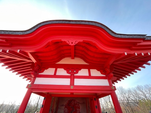 Храм Какэдзукури-но-Мидо хорош со всех сторон, в Японском..