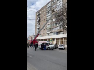 В Азове пожарные спасли женщину, которая собиралась упасть с балкона многоэтажного дома на улице Мира,..
