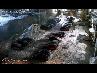 ‼️17 марта с крыши торгового центра в Соликамске сошел снег. Сломался снегозадержатель не выдержав..