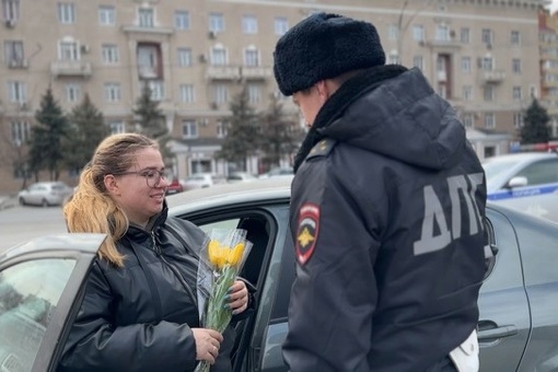 Цветочный патруль автоинспекторов на Театральной площади. 

Будьте..