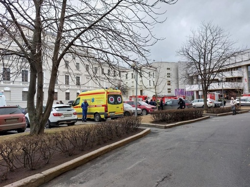 😨Эвакуация происходит сейчас в Петербургском городском Дворце творчества юных.
 
Причина неизвестна, на..