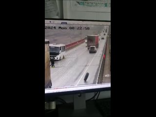 В Белой Калитве у пассажирского автобуса на ходу отвалились два колеса во время проезда по мосту.

Судя по..
