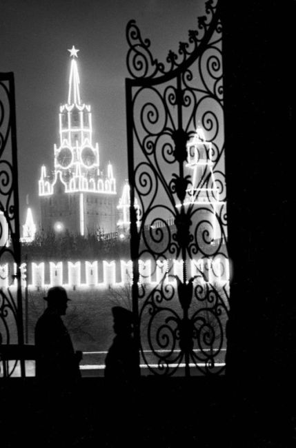 Огни вечернего Кремля в далеком 1947..