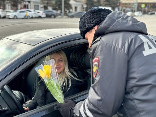 Цветочный патруль автоинспекторов на Театральной площади. 

Будьте..