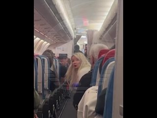 И снова, похоже, весеннее обострение.

Самолёт Turkish Airlines вернулся в аэропорт Внуково из-за безумных танцев..