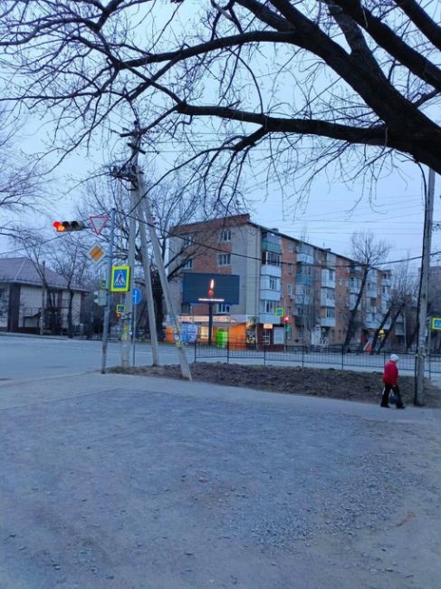 На всех уличных видеоэкранах Ростова транслируют сообщение о скорби по жертвам террористической атаки в..