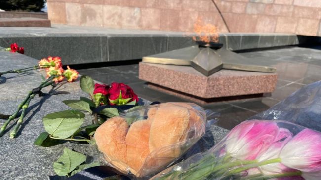 Самара скорбит: люди несут цветы к Вечному огню на Площади Славы 

Земляки высказывают слова поддержки и..