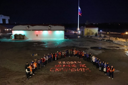 В Омске в память о погибших прошла акция «Омск. Скорбим. 22.03.24». Молодежь создала огненную картину из свечей..