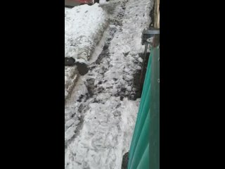Местные жители остались недовольны тем, что на улице Рябцева снег с крыши посбивали, а вот убрать оставшиеся..