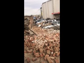 В Новочеркасске у ТЦ "Арбат" рухнула кирпичная стена. Пострадали несколько..