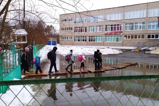 Главное желание учить: вот так дети в Закамске пробираются в..