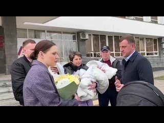 Мэр подарил многодетной семье коляску для тройняшек

Сегодня утром в мэрию приехала многодетная семья..