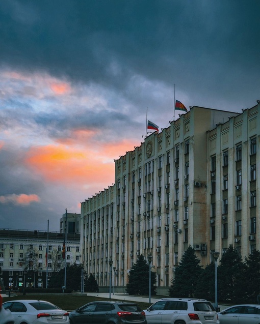 Влажный воздух, тонкими нитками плавают запахи зацветающих деревьев, тучи рисуют архитектурные грани,..