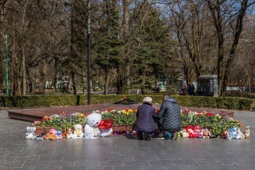 🥀🧸 Так сегодня в Таганроге. Многие несут цветы и игрушки к..