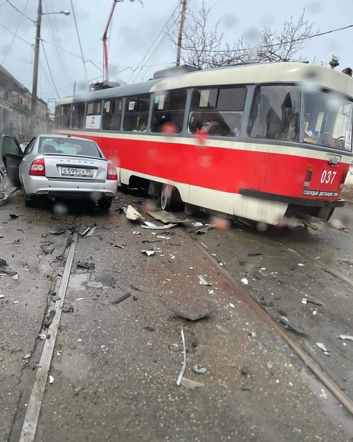 ⚡️В Краснодаре в районе пересечения улиц Горького и Костылева в результате ДТП с участием трамвая стоит..