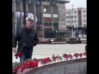 В разных городах России от Сочи до Камчатки люди несут цветы к стихийным мемориалам, чтобы почтить память..