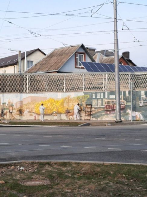 На Московской/Красных зорь рисуют трамвайное граффити. 

🚈..