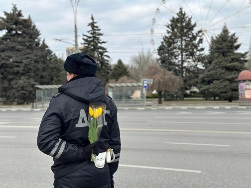 Цветочный патруль автоинспекторов на Театральной площади. 

Будьте..