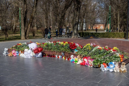 🥀🧸 Так сегодня в Таганроге. Многие несут цветы и игрушки к..