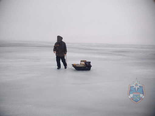 На льду Ладожского озера в районе деревни Кобона пожилой мужчина рыбачил, собрался домой, но заблудился.
..