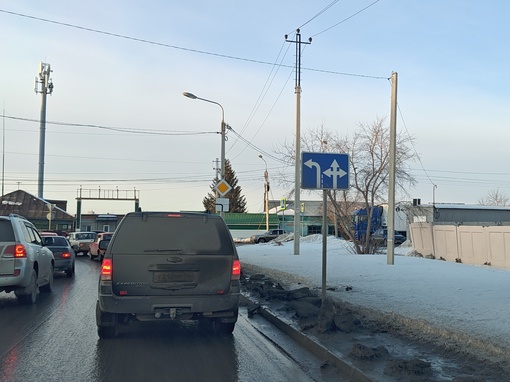 В Омск пришла весна.
На дорогах начали появляться первые бордюры и дополнительные полосы..