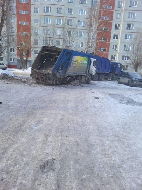 Дмитриева 4/2, 4/1.
Второй день наблюдаем вот такую плачевную ситуацию.
Яма не первый год здесь хорошо живет, а..