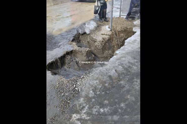В Железнодорожном районе Самары асфальт на улице Уфимской растаял вместе со снегом 

Горожане 14 марта 2024..