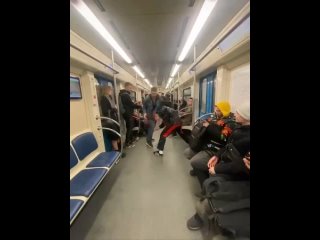 В московском метро мужчина попросил молодежь вести себя потише — в ответ был послан

Парни предложили выйти..