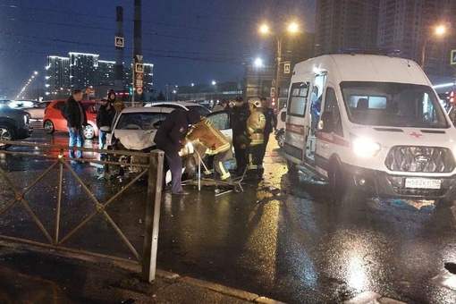 Крупное ДТП на перекрестке Крыленко с Дальневосточным проездом.
 
Там 18-летний водитель врезался в..