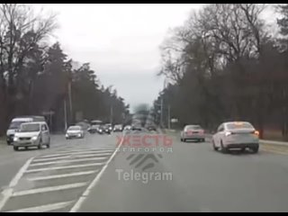 В Белгороде снаряд попал в автомобиль.

«Мамочка, вот передо мной, только что, машина взорвалась…Ладно,..
