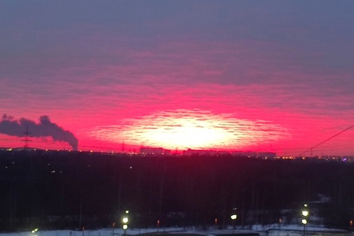 🌅 Алые закаты вновь зажигают небо с приходом..