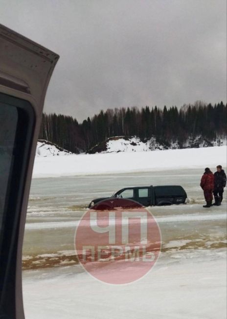 На Косьве в Пермском крае провалился автомобиль 

Будьте осторожны! Лед сейчас тонкий!

Фото: ЧП..