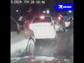 А это экшен-видео, как новосибирские полицейские ловят автоугонщика. Угнанную тачку правоохранители..