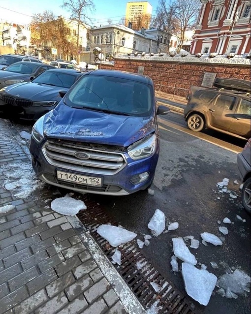 На улице Рождественская глыба льда рухнула прямо на капот припаркованного автомобиля
..