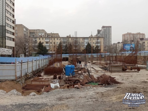 В Ростове начали строить ТЦ вместо фонтана на площади Ленина. Называться он будет символично - «Магазин с..