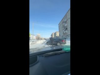 В Норильске на видео попал местный браток. 

Он резво перекрыл движение машин на одной из дорог и попытался..