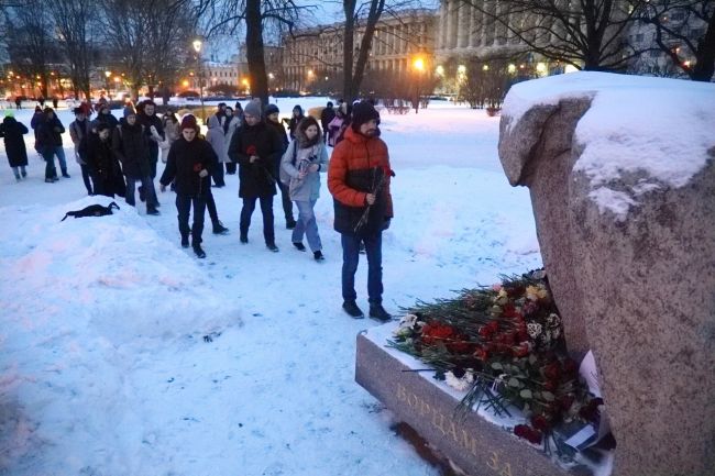 Петербуржец успешно оспорил задержание с цветами у мемориала Навальному

В Петербурге впервые прекратили..