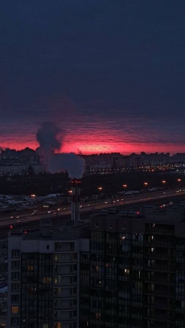 🌅 Алые закаты вновь зажигают небо с приходом..